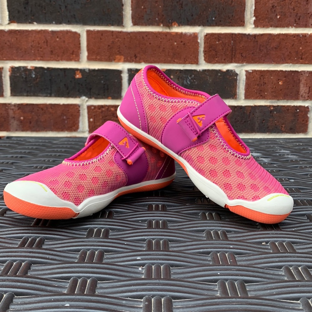 Plae girls sporty Mary Jane size 11. Excellent condition.